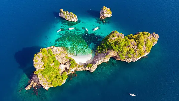 Private speedboat day: Phi Phi & Bamboo Island