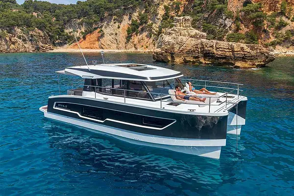 Suay — Fountaine Pajot power catamaran
